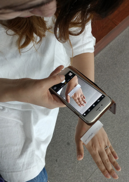 19대 대선 사전투표일인 4일 오후 서울 마포구 대흥동 주민센터에 마련된 투표소에서 투표를 마친 한 유권자가 '국민투표로또'에 참여하기 위해 인증샷을 찍고 있다. '국민투표로또'는 한 스타트업 개발자와 지인들이 제작한 투표참여 독려 프로그램으로 투표도장 인증샷과 메일 주소를 '국민투표로또' 누리집에 게시하면 추첨을 통해 최대 500만원의 상금을 지급받게 된다.